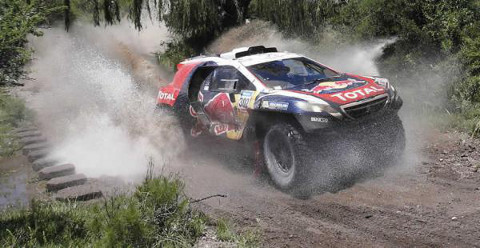 Un coche atraviesa un río durante una etapa del Dakar 2016.