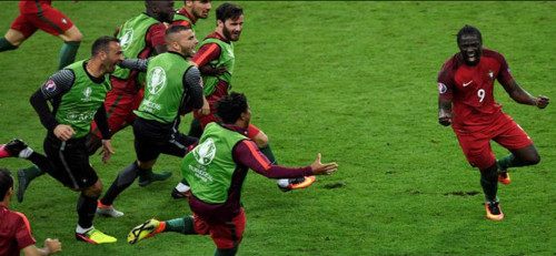 El banquillo portugués corre a por Éder tras su gol.