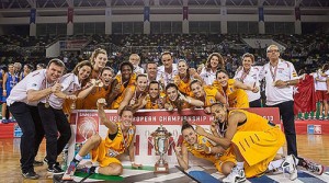 La selección sub'20 femenina posa con su Copa. FOTO:elperiodico.com