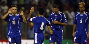 Varios jugadores de Bosnia celebran un gol.