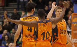 Los jugadores del Valencia Basket Triguero, Sato y Doellman celebran una canasta.